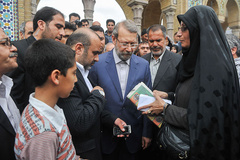 بازدید لاریجانی از حوزه انتخابی در حرم حضرت عبدالعظيم